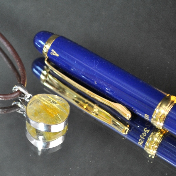 【タイチン金ルチル】直径15mmヘキサグラムカットペンダント（厚さ6mm 本皮製ネックレス付 ブラジル産 最高品質 完全天然石）