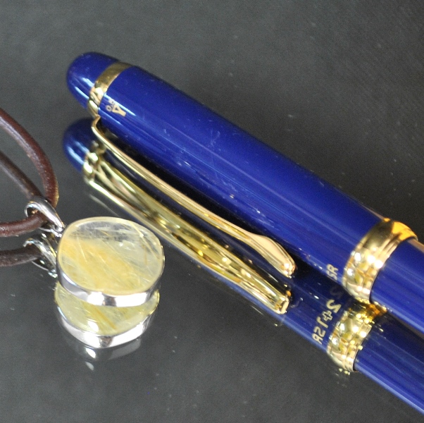 【タイチン金ルチル】直径15mmヘキサグラムカットペンダント（厚さ6mm 本皮製ネックレス付 ブラジル産 最高品質 完全天然石）