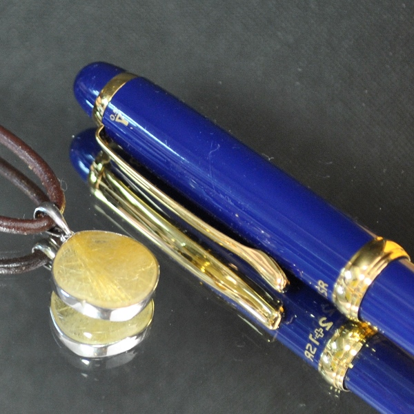 【タイチン金ルチル】直径15mmヘキサグラムカットペンダント（厚さ6mm 本皮製ネックレス付 ブラジル産 最高品質 完全天然石）