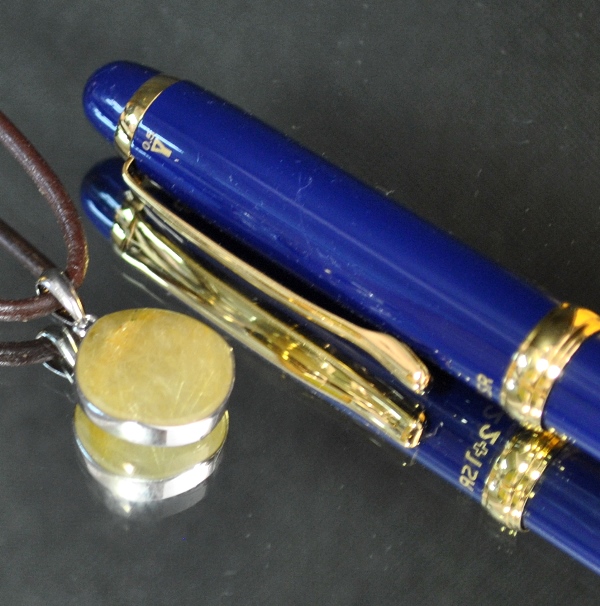 【タイチン金ルチル】直径15mmヘキサグラムカットペンダント（厚さ6mm 本皮製ネックレス付 ブラジル産 最高品質 完全天然石）