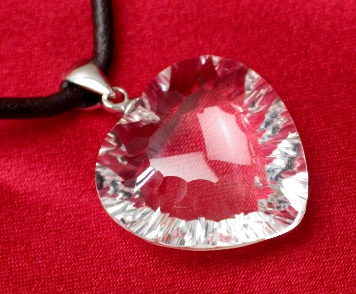 【完全天然本水晶】＜ハート型＞ブリリアントカットペンダント（最高品質クラス横20mm たて20mm 厚さ9mm 重さ5g ブラジル産）