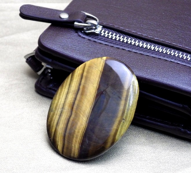 【完全天然石】タイガーアイ（虎目石）カボション（最高品質クラス 40mm×30mm 厚さ5mm 約10g 持ち歩き用袋付）