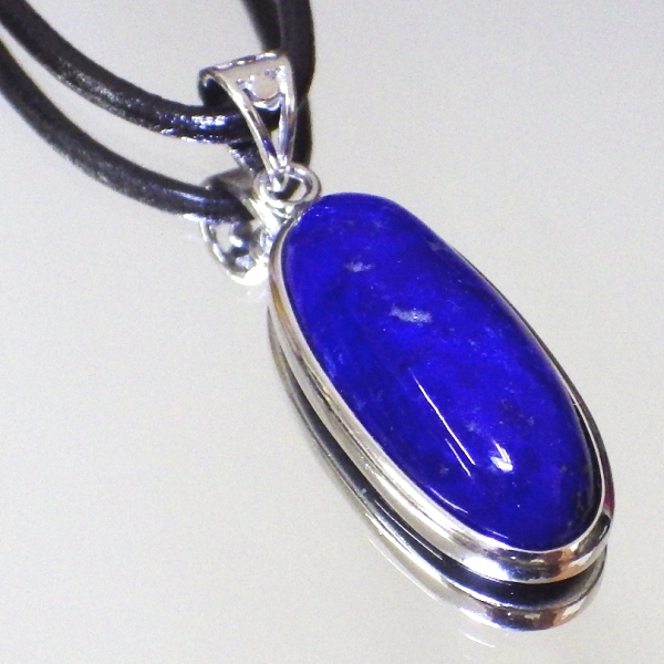 【最高品質クラス 完全天然石】ラピスラズリペンダント（金具含む重さ6g たて30mm 横幅13mm 厚さ7mm）茶色本革製ネックレス付