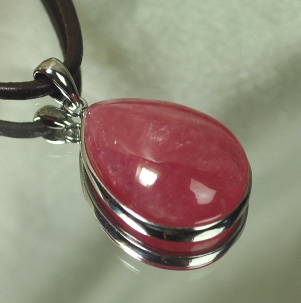 【最高品質 完全天然石】＜プレミア＞インカローズペンダント（金具含む重さ9g 縦26mm 横19mm 厚さ8mm）