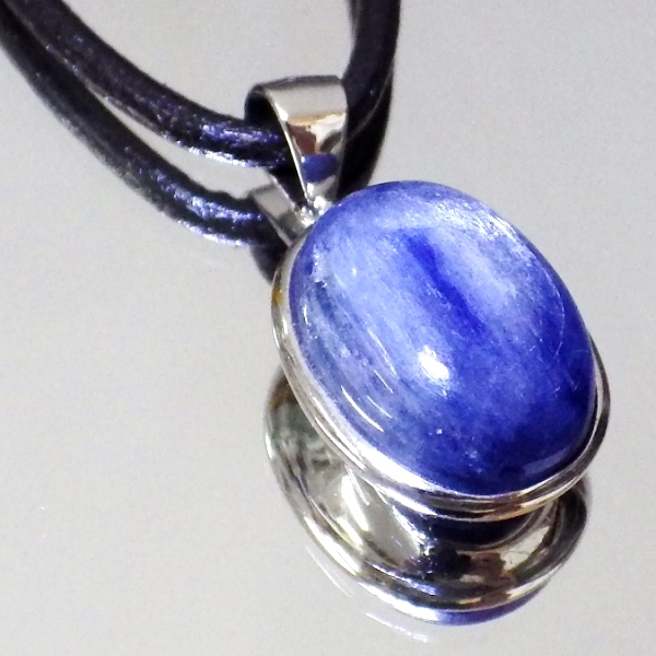 【最高品質 完全天然石】大粒カイヤナイトペンダント（金具含む重さ4g 縦16mm 横幅12mm 厚さ8mm）茶色本皮製ネックレス付