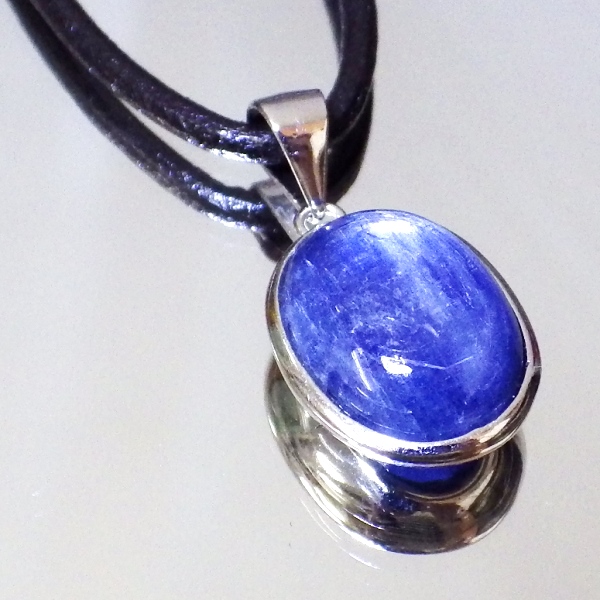 【最高品質 完全天然石】大粒カイヤナイトペンダント（金具含む重さ4g 縦16mm 横幅12mm 厚さ6mm）茶色本皮製ネックレス付
