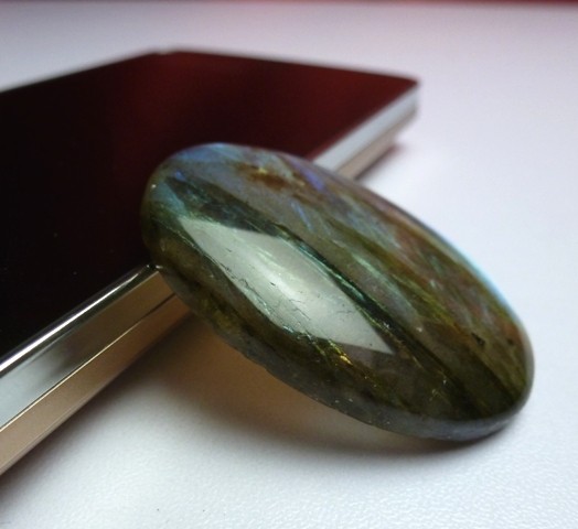 【最高品質クラス】ラブラドライト カボションタイプ（完全天然石・40mm×30mm 厚さ6mm 約14g 持ち歩き用袋付）