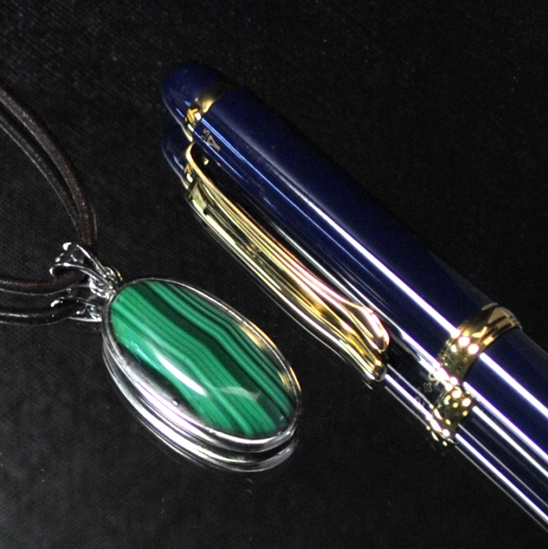 【最高品質クラス 完全天然石】31mm×17mmマラカイトペンダント　茶色本革製ネックレス付（厚さ5mm 8g ブラジル産）