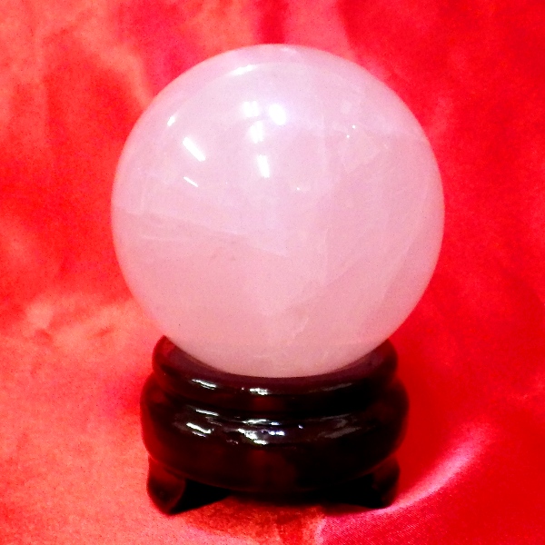 【高品質 スターローズクォーツ球】77mm玉（重さ634g）色合いが良くクリア度が高いクラスを厳選（完全天然石）木製台座付