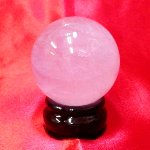 【高品質 スターローズクォーツ球】58mm玉（重さ274g）色合いが良くクリア度が高いクラスを厳選（完全天然石）木製台座付