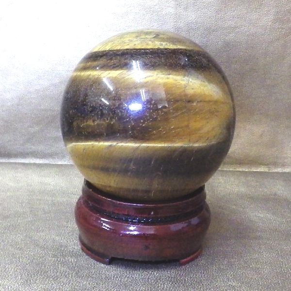 【最高品質】 ブラジル産　タイガーアイ球（虎目石・虎眼石）重さ199g 直径約52mm 完全天然石（木製台座付）