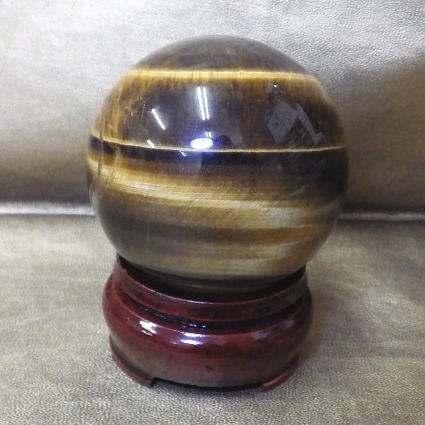 【最高品質】 ブラジル産　タイガーアイ球（虎目石・虎眼石）重さ167g 直径約49mm 完全天然石（木製台座付）