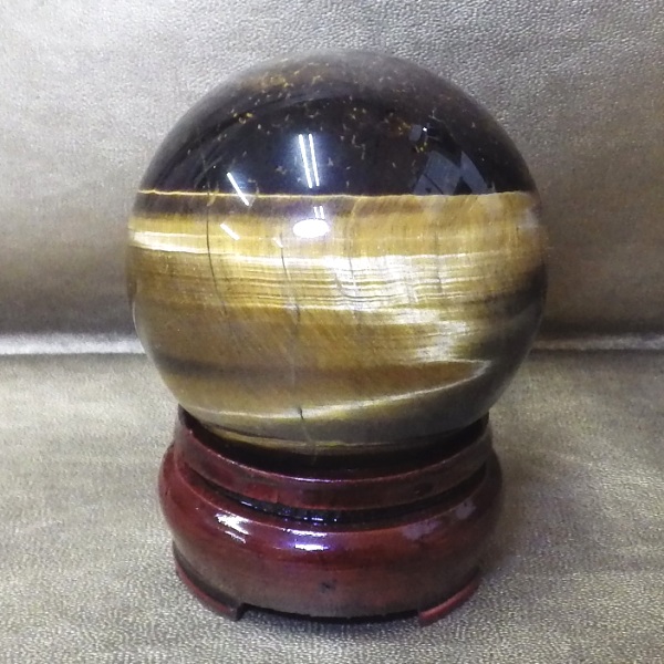 【最高品質】 ブラジル産　タイガーアイ球（虎目石・虎眼石）重さ161g 直径約485mm 完全天然石（木製台座付）
