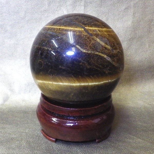 【最高品質】 ブラジル産　タイガーアイ球（虎目石・虎眼石）重さ157g 直径約48mm 完全天然石（木製台座付）