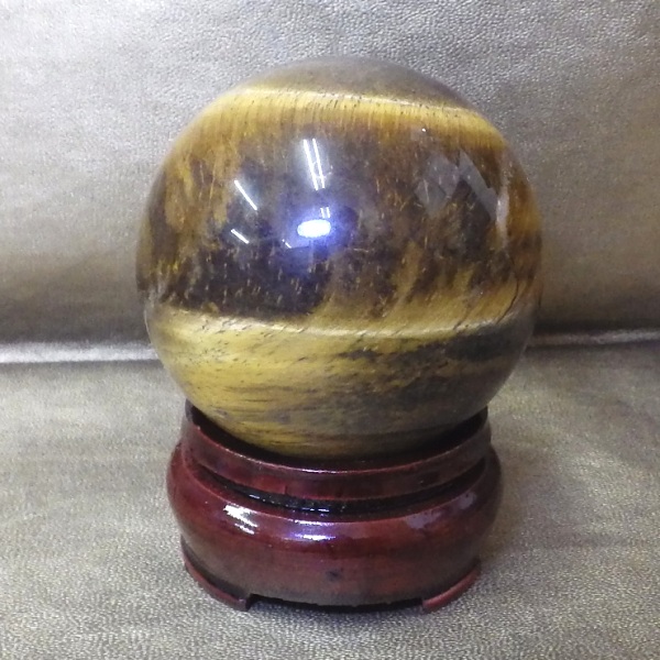 【最高品質】 ブラジル産　タイガーアイ球（虎目石・虎眼石）重さ156g 直径約48mm 完全天然石（木製台座付）