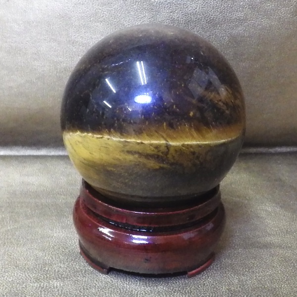 【最高品質】 ブラジル産　タイガーアイ球（虎目石・虎眼石）重さ141g 直径約46mm 完全天然石（木製台座付）