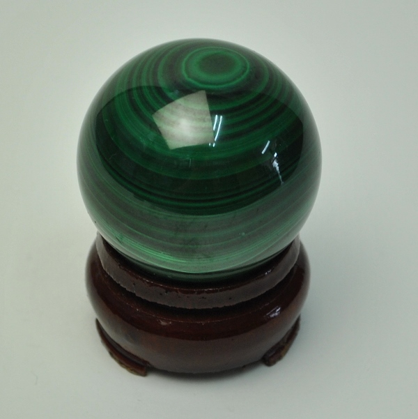 【丸玉】 ブラジル産　最高品質 マラカイト球 （重さ141g 直径約41mm 木製台座付き ※持ち歩き用と置物用の兼用が可能！（完全天然石）