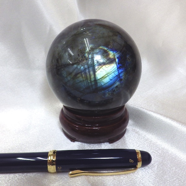 【完全天然 最高品質クラス】 ラブラドライト丸玉（重さ416g 直径66mm 木製台座付き）