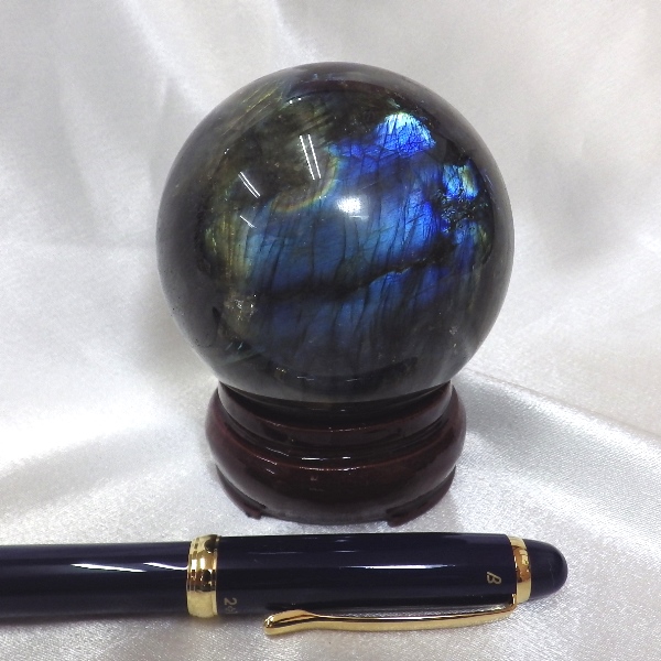 【完全天然 最高品質クラス】 ラブラドライト丸玉（重さ413g 直径66mm 木製台座付き）