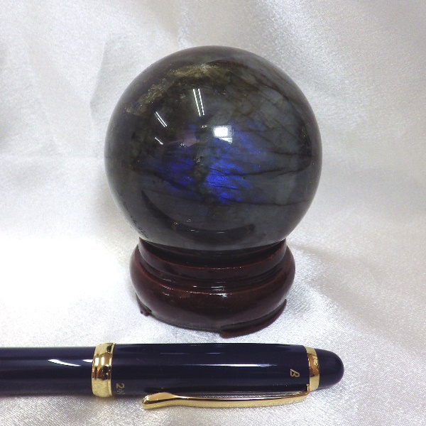 【完全天然 最高品質クラス】 ラブラドライト丸玉（重さ396g 直径64mm 木製台座付き）
