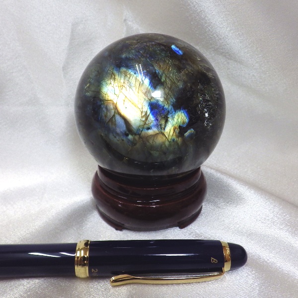 【完全天然 最高品質クラス】 ラブラドライト丸玉（重さ370g 直径64mm 木製台座付き）