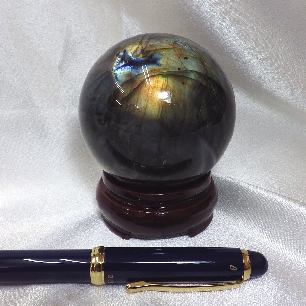 【完全天然 最高品質クラス】 ラブラドライト丸玉（重さ363g 直径64mm 木製台座付き）
