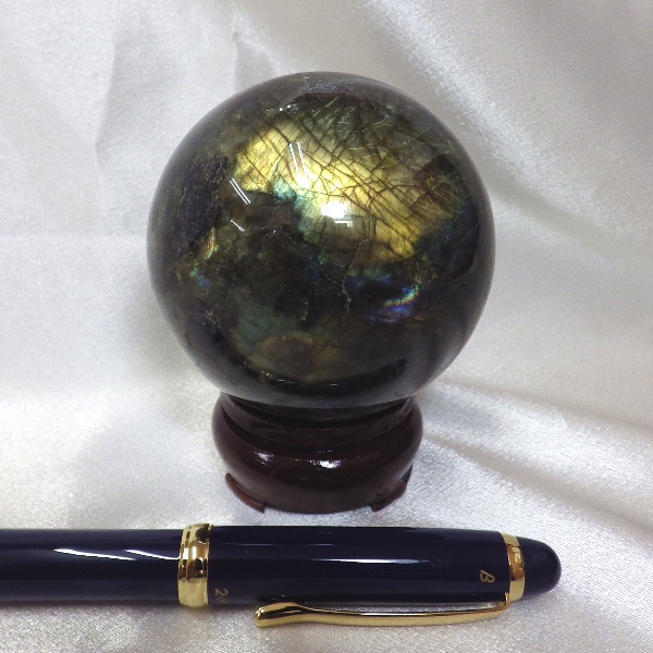 【完全天然 最高品質クラス】 ラブラドライト丸玉（重さ347g 直径63mm 木製台座付き）