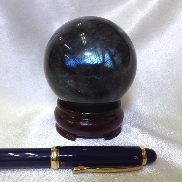 【完全天然 最高品質クラス】 ラブラドライト丸玉（重さ424g 直径67mm 木製台座付き）