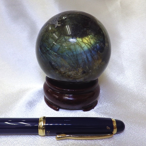 【完全天然 最高品質クラス】 ラブラドライト丸玉（重さ411g 直径66mm 木製台座付き）