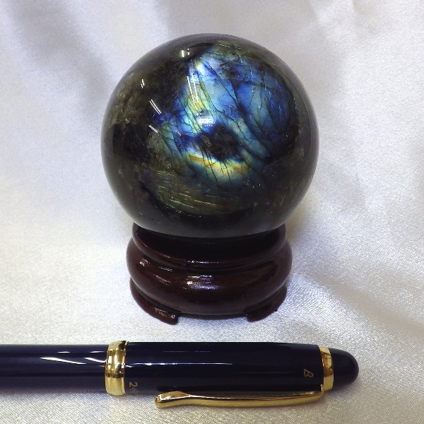 【完全天然 最高品質クラス】 ラブラドライト丸玉（重さ411g 直径66mm 木製台座付き）