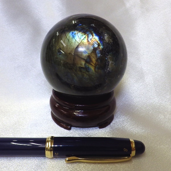 【完全天然 最高品質クラス】 ラブラドライト丸玉（重さ387g 直径64mm 木製台座付き）