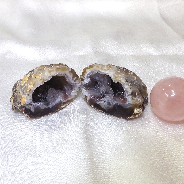 【絆石（きずな石）】ペアめのう(瑪瑙）ジオード原石（重さ2個計67g 横幅 双方とも約4cm 奥行約3.5cm）