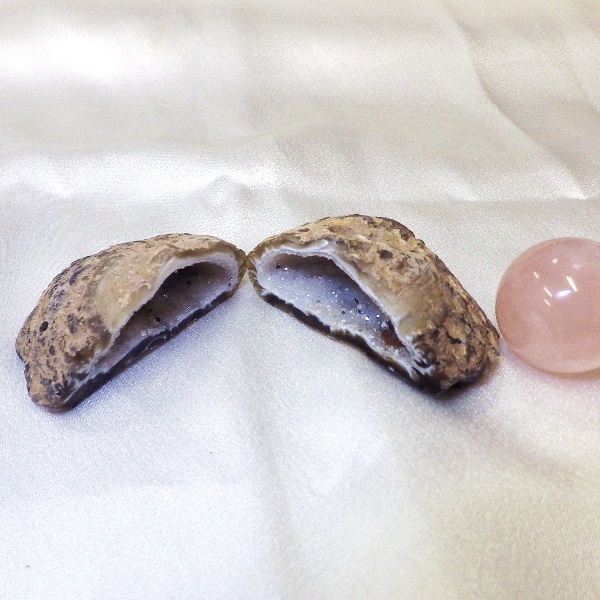 【絆石（きずな石）】ペアめのう(瑪瑙）ジオード原石（重さ2個計55g 横幅 双方とも約5cm 奥行約3cm）