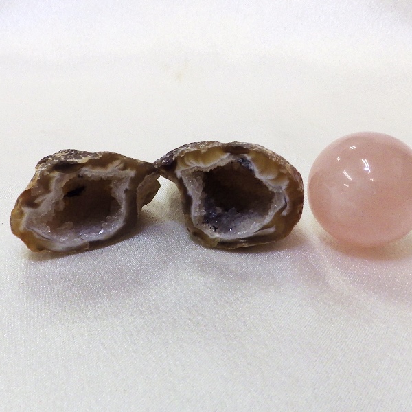 【絆石（きずな石）】ペアめのう(瑪瑙）ジオード原石（重さ2個計31g 横幅 双方とも約3.5cm 奥行約2.59954