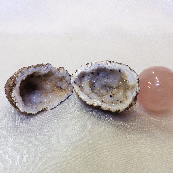 【絆石（きずな石）】ペアめのう(瑪瑙）ジオード原石（重さ2個計29g 横幅 双方とも約4cm 奥行約29957