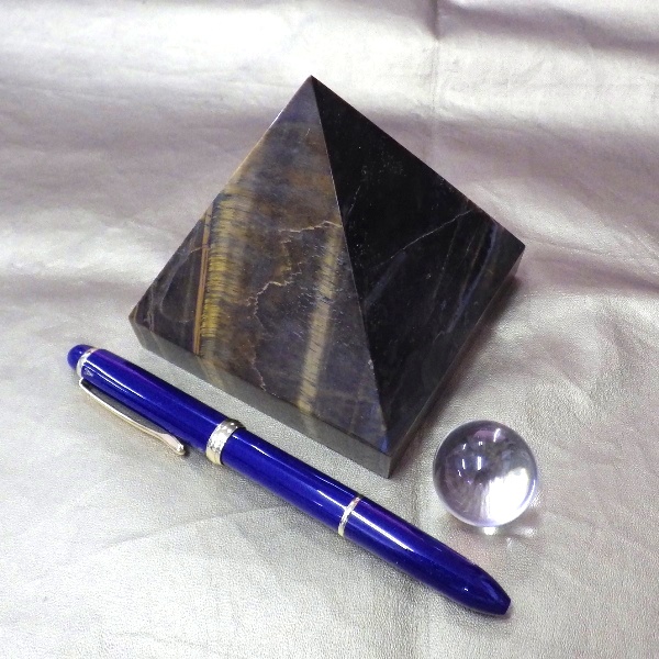 【ピラミッドパワー】 特注タイガーアイ置物（虎目石）重さ828g 高さ 約8.3cm 幅9cm 完全天然石（宝石クラス ブラジル産）★写真現品をお届け