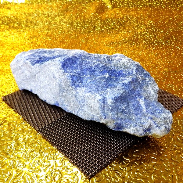 【非研磨】 ラピスラズリ原石（重さ330g  横幅13.5cm 高さ3.6cm 奥行6cm 完全天然石 無着色）※非研磨の採掘したままの姿です