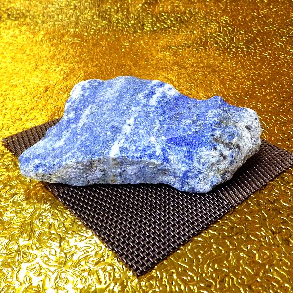 【非研磨】 ラピスラズリ原石（重さ205g  横幅10.3cm 高さ2.5cm 奥行6.5cm 完全天然石 無着色）※非研磨の採掘したままの姿です