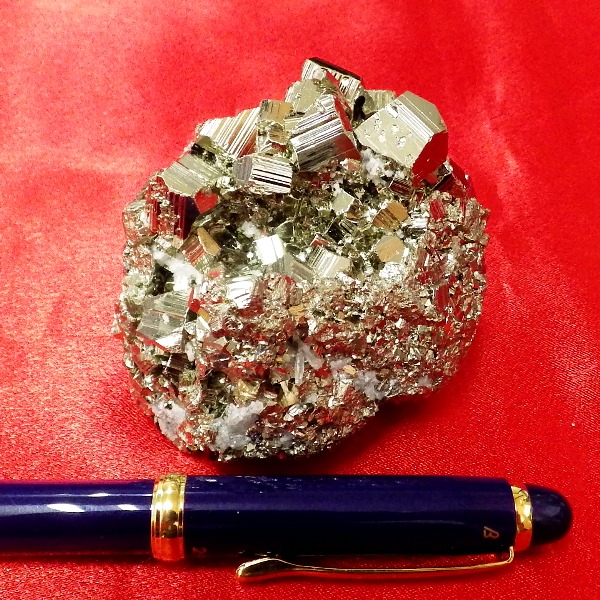 【最高品質 ペルー産】パイライト原石クラスター（重さ 358g 高さ約5.5cm 横幅約6.2cm 完全天然石 非加工）