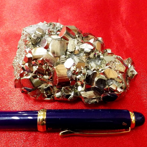 【最高品質 ペルー産】パイライト原石クラスター（重さ 323g 高さ約4cm 横幅約8.3cm 完全天然石 非加工）
