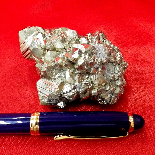 【最高品質 ペルー産】パイライト原石クラスター（重さ 221g 高さ約3.5cm 横幅約6.5cm 完全天然石 非加工）