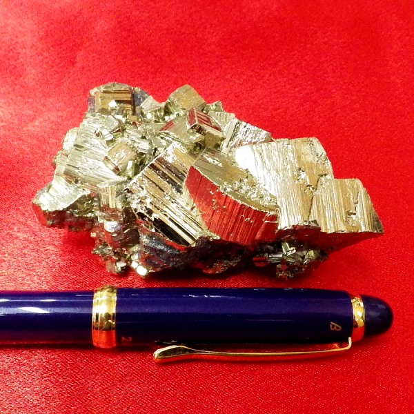 【最高品質 ペルー産】パイライト原石クラスター（重さ 188g 高さ約3.5cm 横幅約7.5cm 完全天然石 非加工）