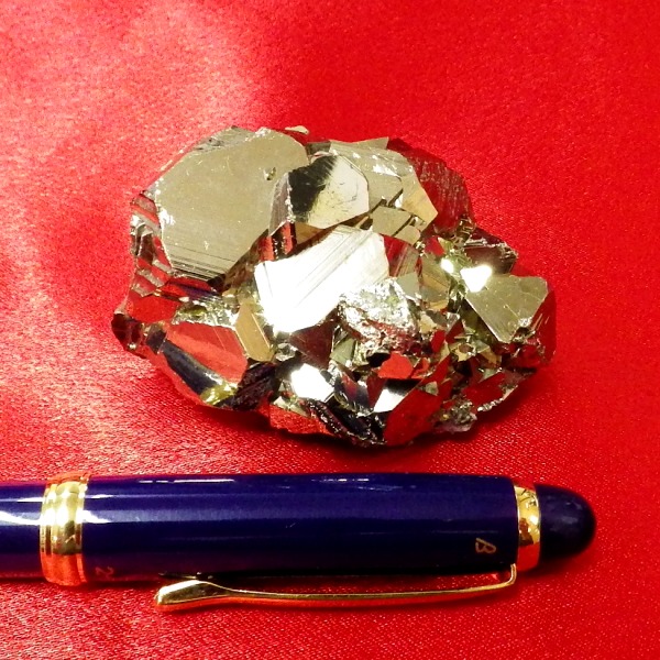 【最高品質 ペルー産】パイライト原石クラスター（重さ 188g 高さ約3.7cm 横幅約5.5cm 完全天然石 非加工）