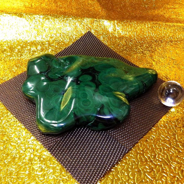 【最高品質 ブラジル産】 特注マラカイト原石置物（重さ644g 横幅14.5cm 高さ3cm 奥行11cm 完全天然石 非加工 台座なし）