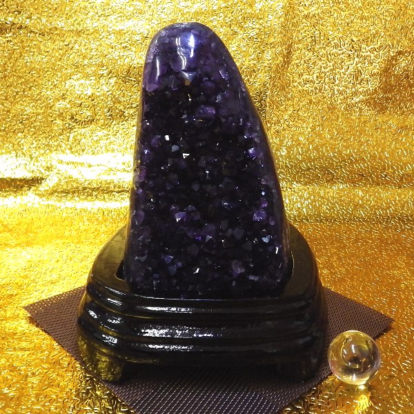 【プレミアクラス】アメジスト原石クラスター（重さ950g 高さ約16.5cm 横幅約13cm 奥行約13cm） ウルグアイ産【台座付き】