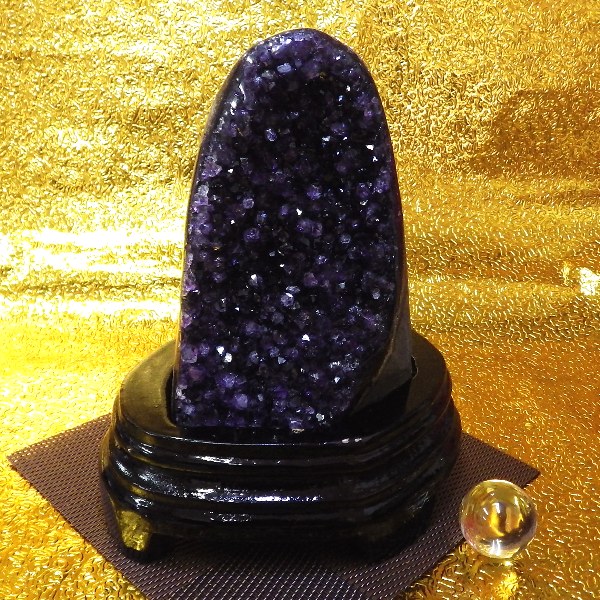 【プレミアクラス】アメジスト原石クラスター（重さ860g 高さ約16.5cm 横幅約13.5cm 奥行約12cm） ウルグアイ産【台座付き】