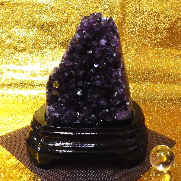 【プレミアクラス】アメジスト原石クラスター（重さ716g 高さ約15cm 横幅約13.5cm 奥行約10.5cm） ウルグアイ産【台座付き】