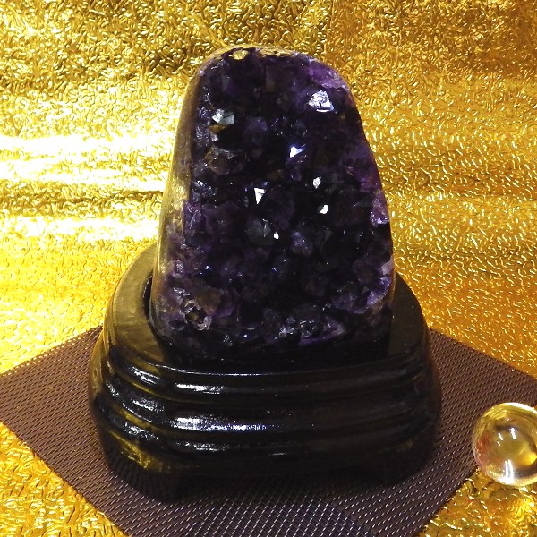 【プレミアクラス】アメジスト原石クラスター（重さ701g 高さ約13cm 横幅約12cm 奥行約11cm） ウルグアイ産【台座付き】