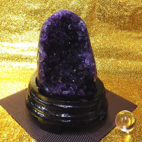 【プレミアクラス】アメジスト原石クラスター（重さ689g 高さ約15cm 横幅約11.7cm 奥行約11cm） ウルグアイ産【台座付き】