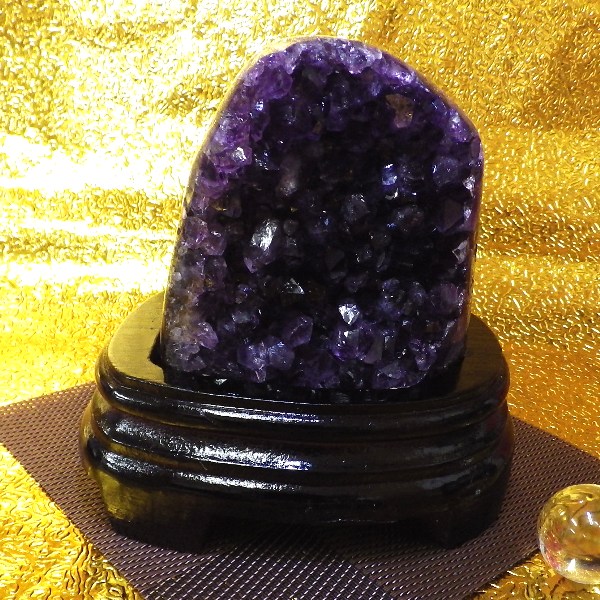 【プレミアクラス】アメジスト原石クラスター（重さ607g 高さ約12cm 横幅約12.8cm 奥行約10.5cm） ウルグアイ産【台座付き】